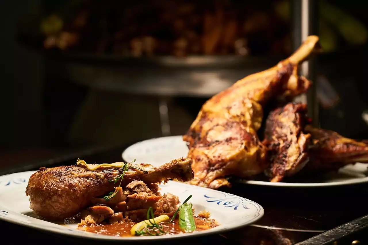 Pratos de frango assado para uma opção de jantar saudável